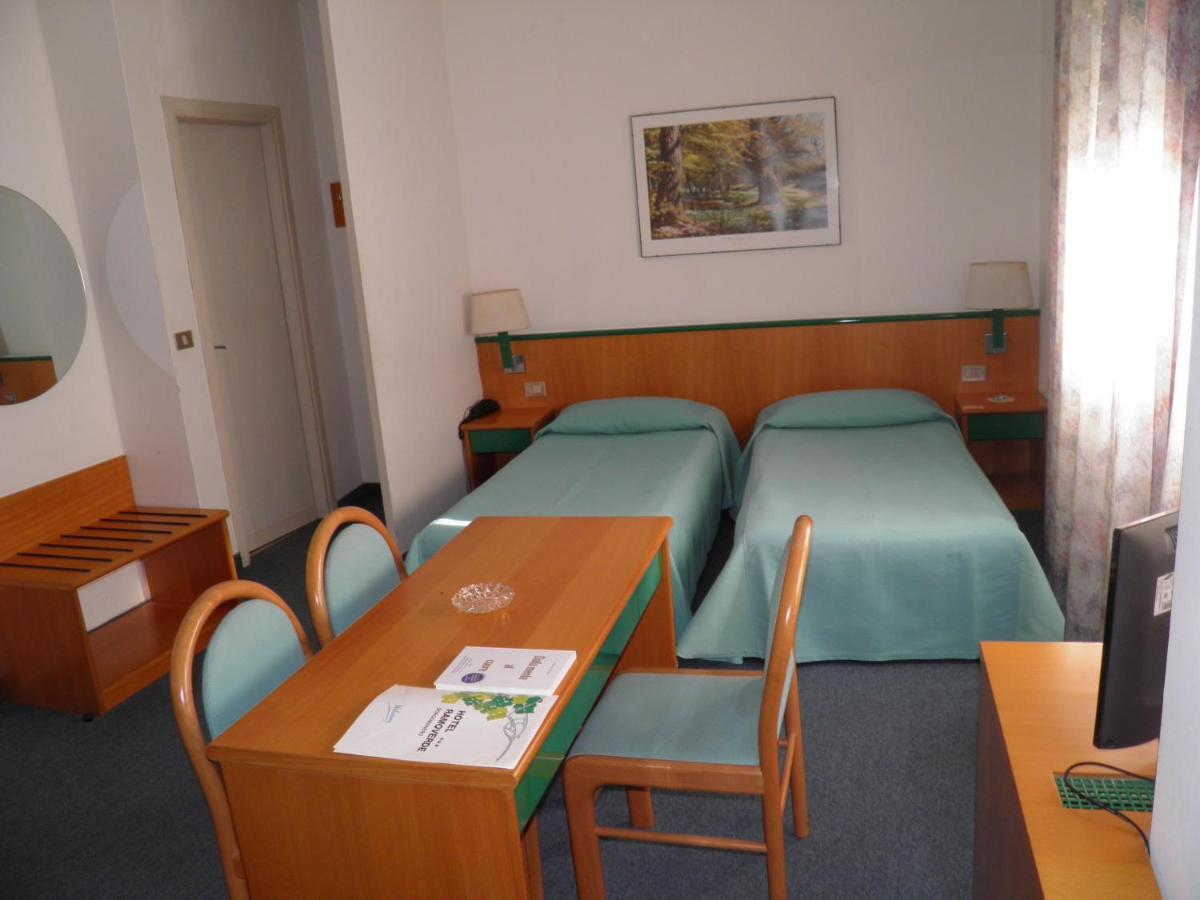 Hotel Ramoverde Borgomanero Szoba fotó
